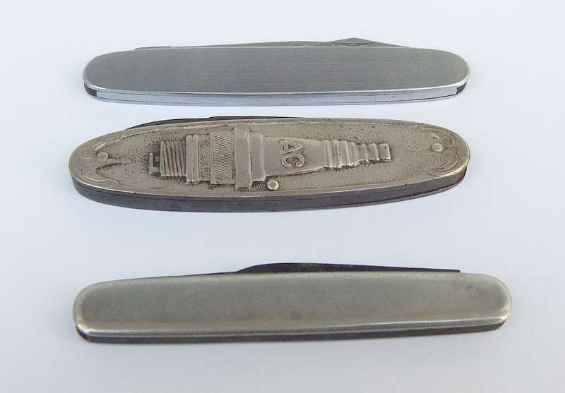 THREE VINTAGE ADVERTISING POCKET KNIVES - FRICK SEWING MACHINES / DELCO CAR PARTS / GEORGE FINDLAY