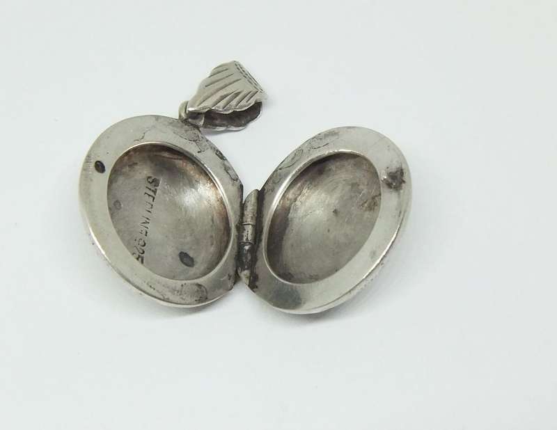 WOW !! A VINTAGE STERLING SILVER LOCKER PENDANT WITH INTRICATE ENGRAVED DETAIL !! GREAT CONDITION !!