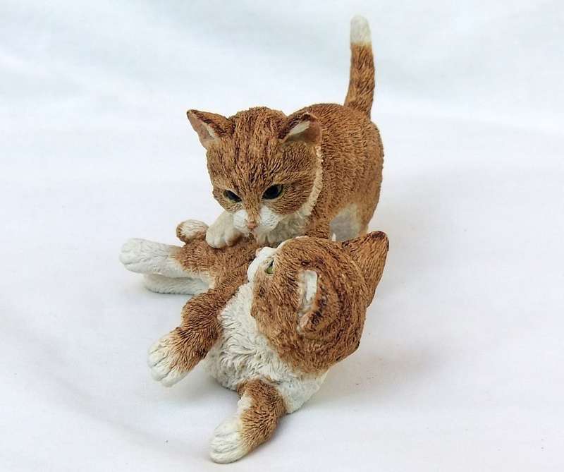 A VINTAGE " KITTENS AT PLAY " FIGURINE BY COUNTRY ARTISTS OF ENGLAND DATED 1993 WITH ORIGINAL BOX