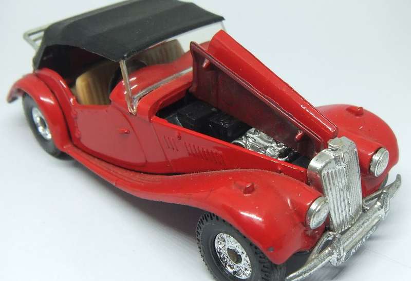 A VINTAGE DIE CAST METAL MODEL OF THE 1954 MG-TF 1500 BY CORGI