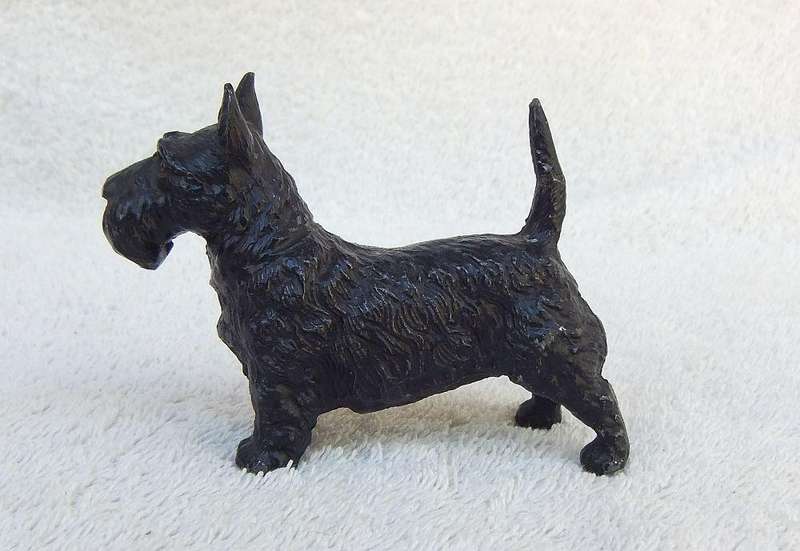AN OLD METAL SCOTTIE DOG ORNAMENT