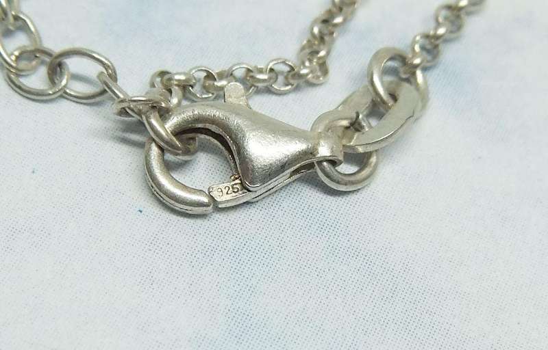 A LOVELY ROUND LINK STERLING SILVER NECKLACE WITH A BUILT IN HEART PENDANT AND CHAIN EXTENSION