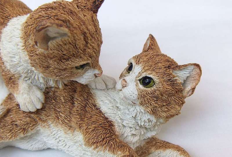 A VINTAGE " KITTENS AT PLAY " FIGURINE BY COUNTRY ARTISTS OF ENGLAND DATED 1993 WITH ORIGINAL BOX