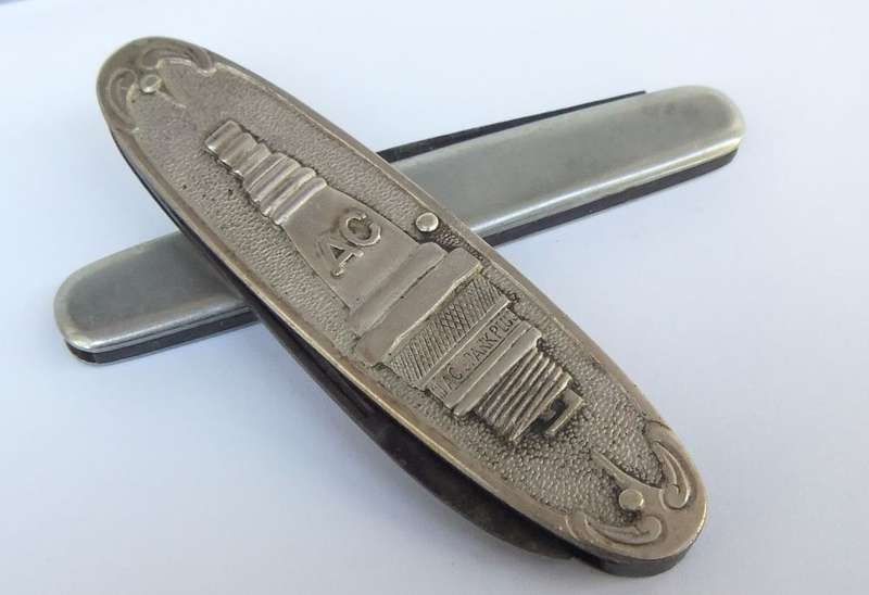 THREE VINTAGE ADVERTISING POCKET KNIVES - FRICK SEWING MACHINES / DELCO CAR PARTS / GEORGE FINDLAY