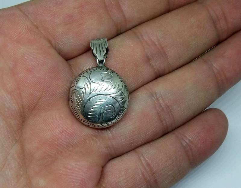 WOW !! A VINTAGE STERLING SILVER LOCKER PENDANT WITH INTRICATE ENGRAVED DETAIL !! GREAT CONDITION !!