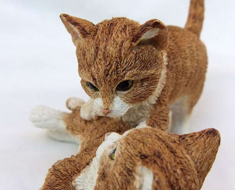 A VINTAGE " KITTENS AT PLAY " FIGURINE BY COUNTRY ARTISTS OF ENGLAND DATED 1993 WITH ORIGINAL BOX