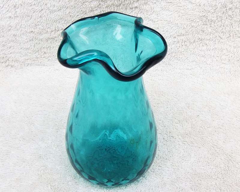 A STUNNING VICTORIAN TEXTURED BLUE GLASS POSY VASE WITH FRILL RIM