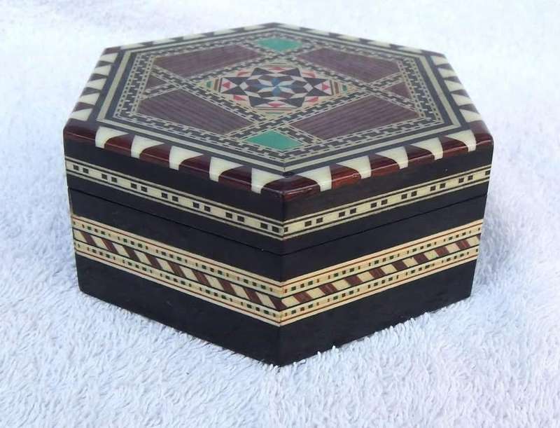 A BEAUTIFUL VINTAGE INLAID HAND MADE JEWELRY BOX MADE IN SPAIN WITH MIRROR INSIDE