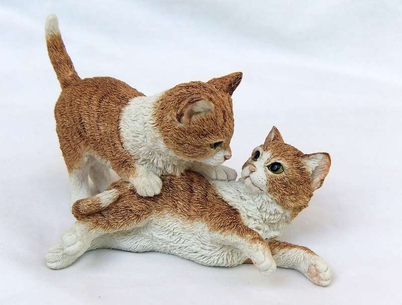 A VINTAGE " KITTENS AT PLAY " FIGURINE BY COUNTRY ARTISTS OF ENGLAND DATED 1993 WITH ORIGINAL BOX
