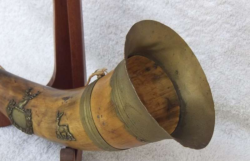 AN ANTIQUE SCOTTISH HUNTING HORN WITH TWO R.A.O.B MEDALLIONS ( ONE HALLMARKED SILVER )