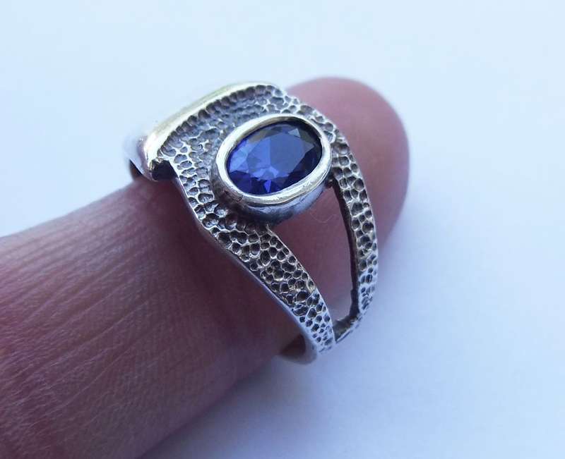 WOW !! AN ABSOLUTELY STUNNING SOLID STERLING SILVER RING SET WITH A FACETED BLUE CZ STONE !!