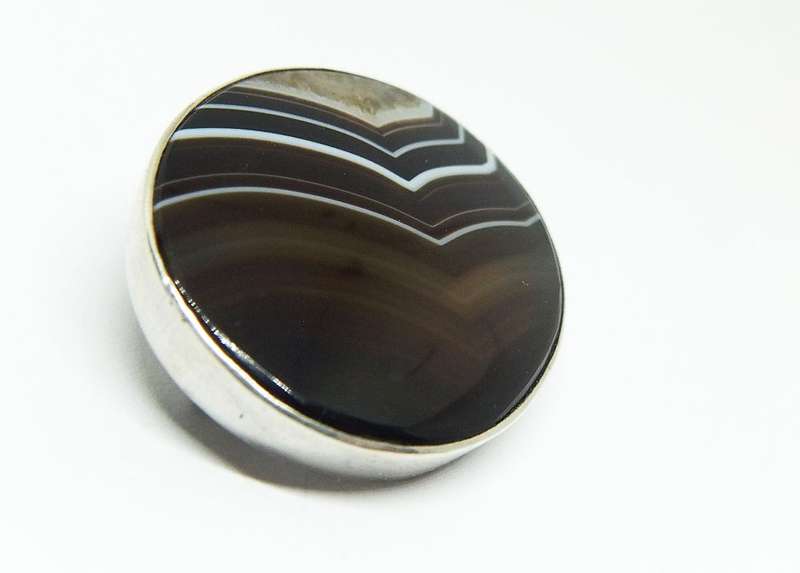 A STUNNING VINTAGE STERLING SILVER BROOCH SET WITH HIGH QUALITY BLACK BANDED AGATE GEMSTONE