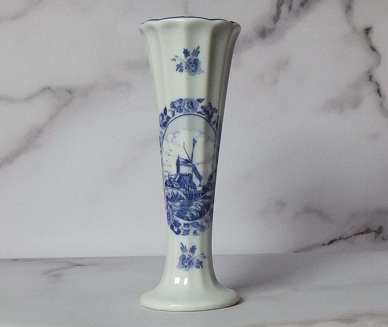 A CLASSY VINTAGE DELFTS HOLLAND FLUTED VASE BY THE OUDE MOLEN FABRIEK IN EXCELLENT CONDITION