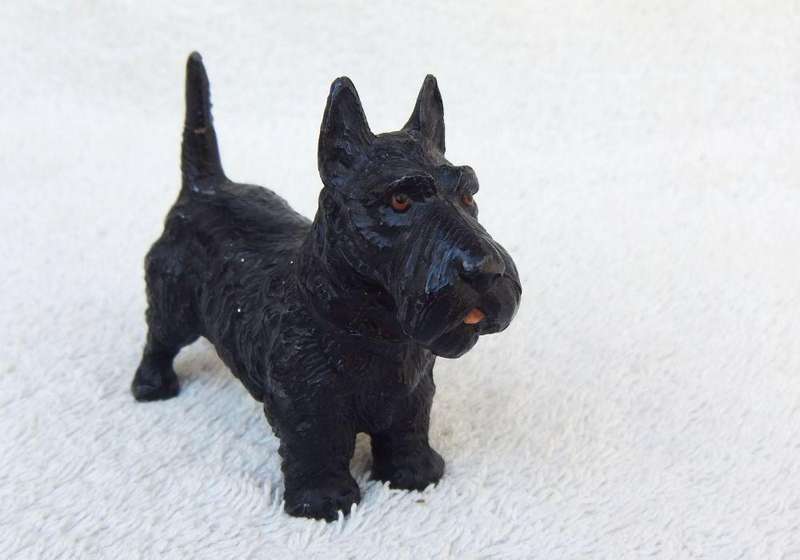 AN OLD METAL SCOTTIE DOG ORNAMENT