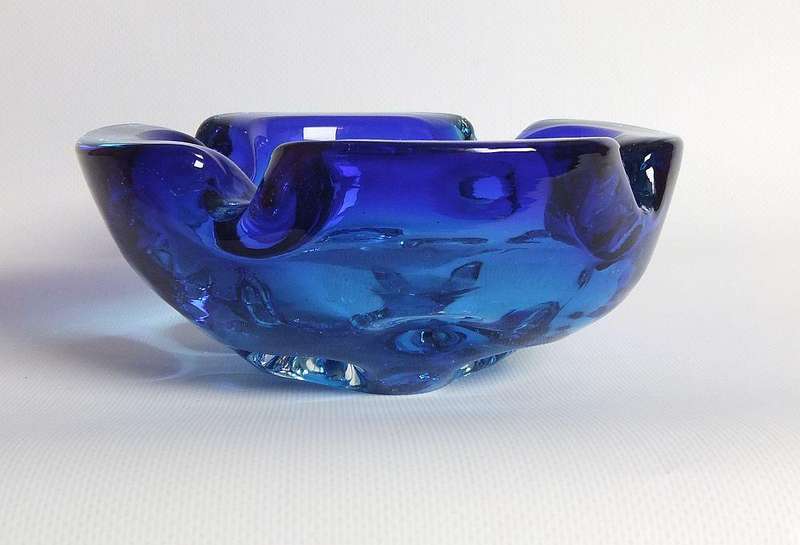 WOW !! A STUNNING VINTAGE TWO TONE BLUE 1950`S MURANO GLASS ASHTRAY IN EXCELLENT CONDITION !!