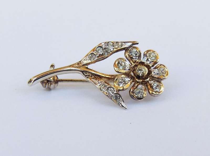 A STUNNING VINTAGE FLOWER BROOCH WITH TWO TONED METAL AND SPARKLY STONES - UNKNOWN METAL AND STONES