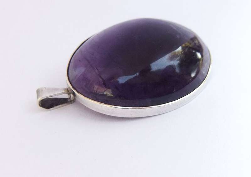 A GORGEOUS VINTAGE STERLING SILVER PENDANT OR BROOCH SET WITH A GENUINE CABOCHON AMETHYST