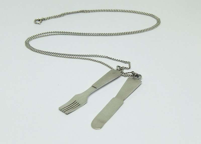 A GOOD QUALITY STERLING SILVER NECKLACE WITH AN ABSOLUTELY UNIQUE ONE OF A KIND PENDANT