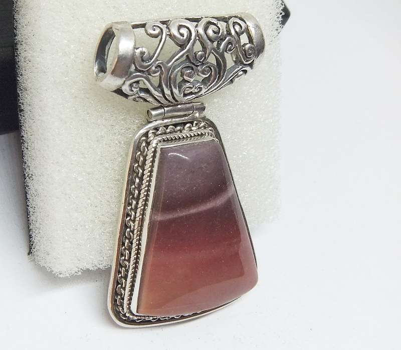 A BEAUTIFUL SOLID STERLING SILVER PENDANT SET WITH RED AGATE STONE IN EXCELLENT CONDITION !! WOW !!