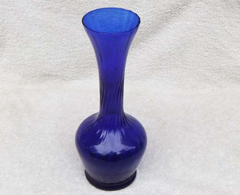 A BEAUTIFUL TALL VINTAGE 1970`S DARK BLUE GLASS VASE WITH TWIST LOOK NECK
