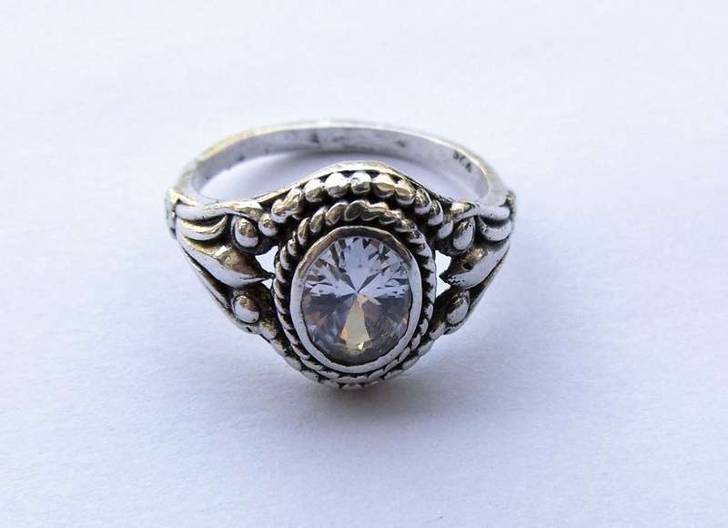 LOOK HERE !! A LOVELY SOLID STERLING SILVER RING SET WITH A FACETED CLEAR CZ STONE !!