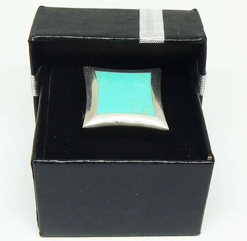 A SUPERB LARGE SOLID STERLING SILVER RING WITH A TURQUOISE COLOUR INSET PLUS FREE GIFT BOX !!