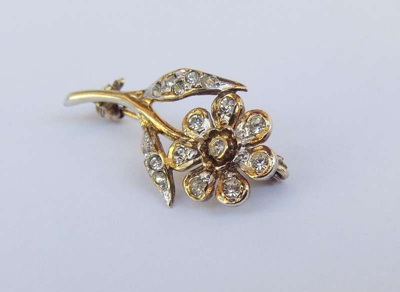 A STUNNING VINTAGE FLOWER BROOCH WITH TWO TONED METAL AND SPARKLY STONES - UNKNOWN METAL AND STONES