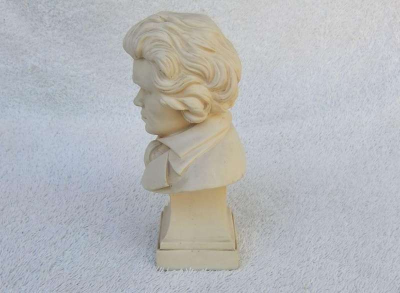A VINTAGE ITALIAN MADE RESIN BUST OF BEETHOVEN BY G RUGERRI
