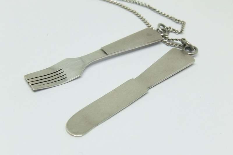 A GOOD QUALITY STERLING SILVER NECKLACE WITH AN ABSOLUTELY UNIQUE ONE OF A KIND PENDANT