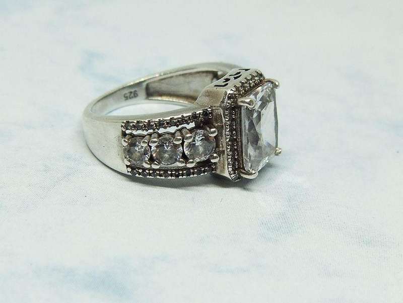 A GORGEOUS SOLID STERLING SILVER RING SET WITH LOTS OF FACETED CZ STONES IN AMAZING CONDITION !!