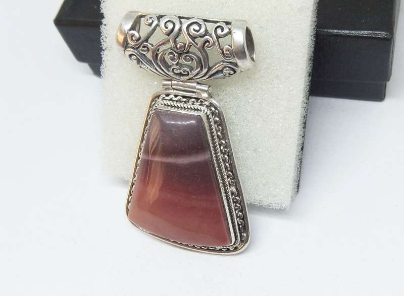 A BEAUTIFUL SOLID STERLING SILVER PENDANT SET WITH RED AGATE STONE IN EXCELLENT CONDITION !! WOW !!