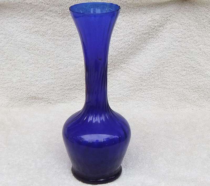 A BEAUTIFUL TALL VINTAGE 1970`S DARK BLUE GLASS VASE WITH TWIST LOOK NECK