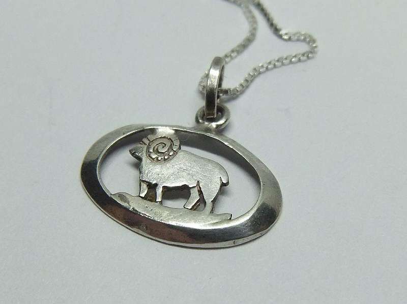 A VINTAGE STERLING SILVER ARIES PENDANT WITH A 42 CM STERLING SILVER NECKLACE !! FREE COMBINING !!