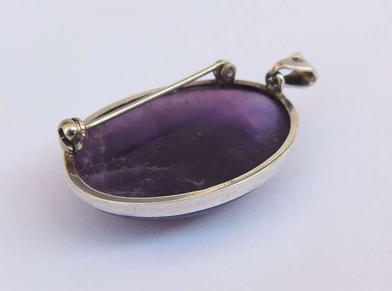 A GORGEOUS VINTAGE STERLING SILVER PENDANT OR BROOCH SET WITH A GENUINE CABOCHON AMETHYST