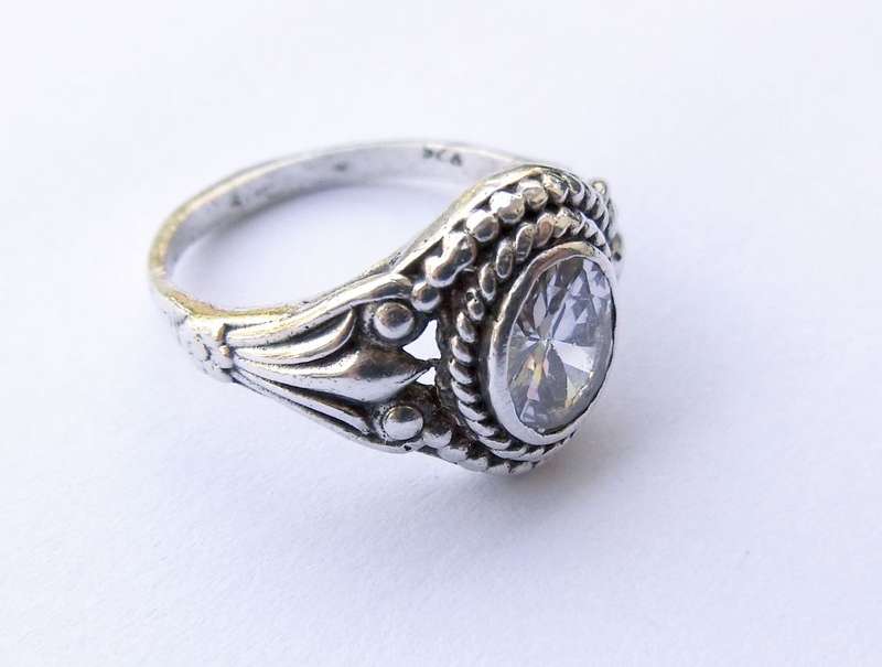 LOOK HERE !! A LOVELY SOLID STERLING SILVER RING SET WITH A FACETED CLEAR CZ STONE !!