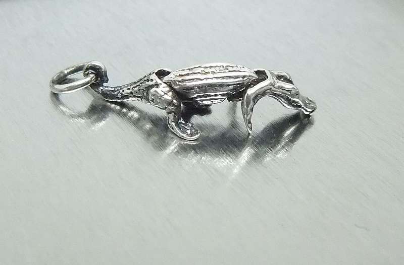 A VINTAGE ARTICULATED SOLID STERLING SILVER CROCODILE CHARM - HEAD POPS UP WHEN YOU PRESS HIS BACK