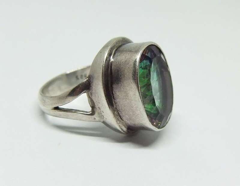 AN EXQUISITE SOLID STERLING SILVER RING SET WITH A MULTI COLOURED AND FACETED INSET !! MUST HAVE !!