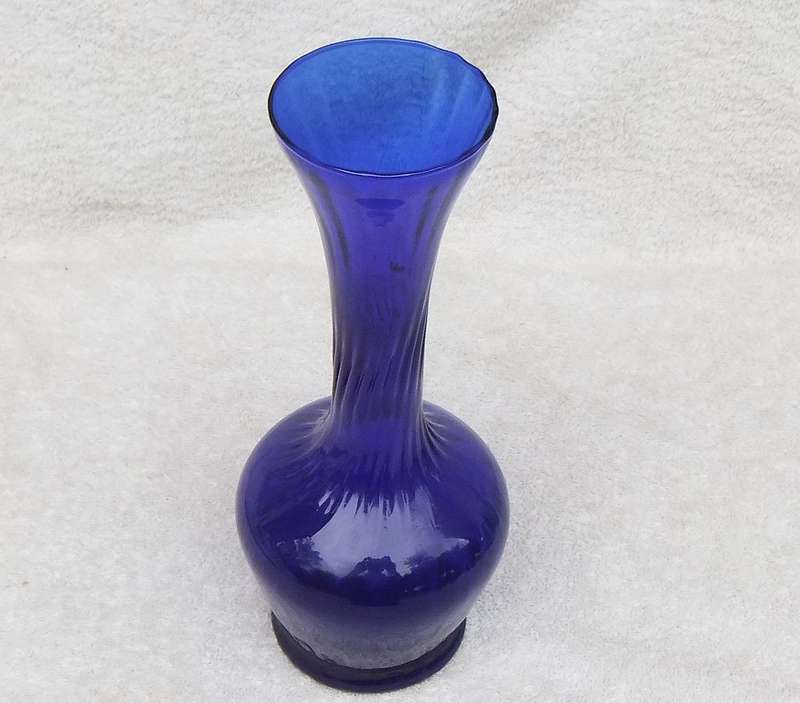 A BEAUTIFUL TALL VINTAGE 1970`S DARK BLUE GLASS VASE WITH TWIST LOOK NECK