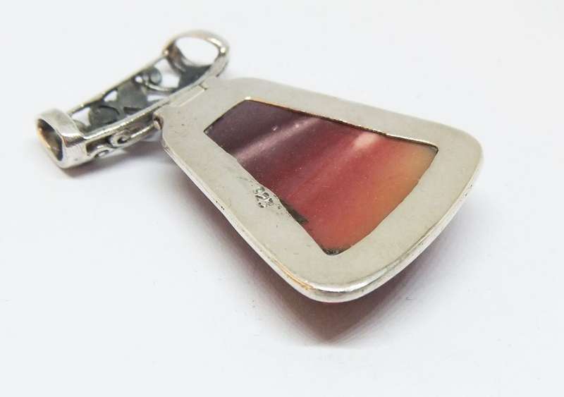 A BEAUTIFUL SOLID STERLING SILVER PENDANT SET WITH RED AGATE STONE IN EXCELLENT CONDITION !! WOW !!
