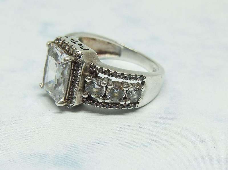 A GORGEOUS SOLID STERLING SILVER RING SET WITH LOTS OF FACETED CZ STONES IN AMAZING CONDITION !!