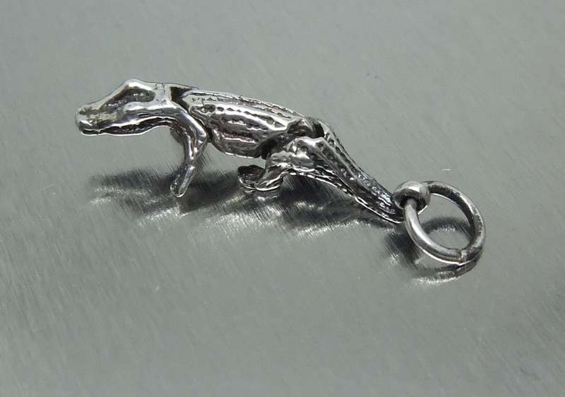A VINTAGE ARTICULATED SOLID STERLING SILVER CROCODILE CHARM - HEAD POPS UP WHEN YOU PRESS HIS BACK