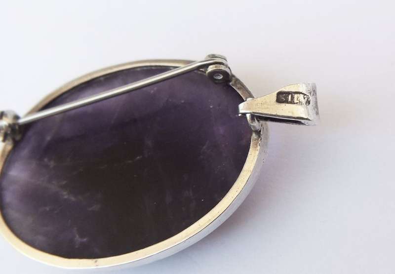 A GORGEOUS VINTAGE STERLING SILVER PENDANT OR BROOCH SET WITH A GENUINE CABOCHON AMETHYST