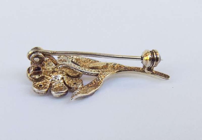 A STUNNING VINTAGE FLOWER BROOCH WITH TWO TONED METAL AND SPARKLY STONES - UNKNOWN METAL AND STONES