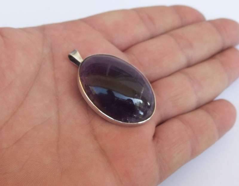 A GORGEOUS VINTAGE STERLING SILVER PENDANT OR BROOCH SET WITH A GENUINE CABOCHON AMETHYST