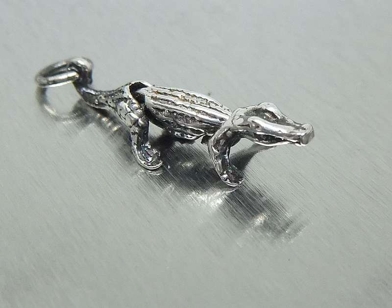 A VINTAGE ARTICULATED SOLID STERLING SILVER CROCODILE CHARM - HEAD POPS UP WHEN YOU PRESS HIS BACK