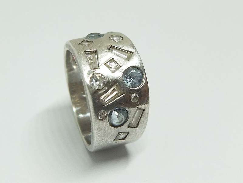 A STUNNING SOLID STERLING SILVER RING SET WITH FACETED STONES IN A VARIETY OF DIFFERENT CUTS !! WOW