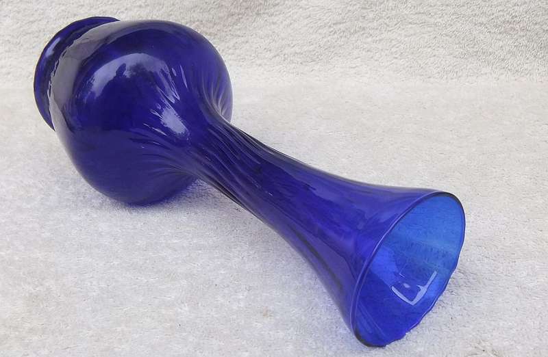 A BEAUTIFUL TALL VINTAGE 1970`S DARK BLUE GLASS VASE WITH TWIST LOOK NECK