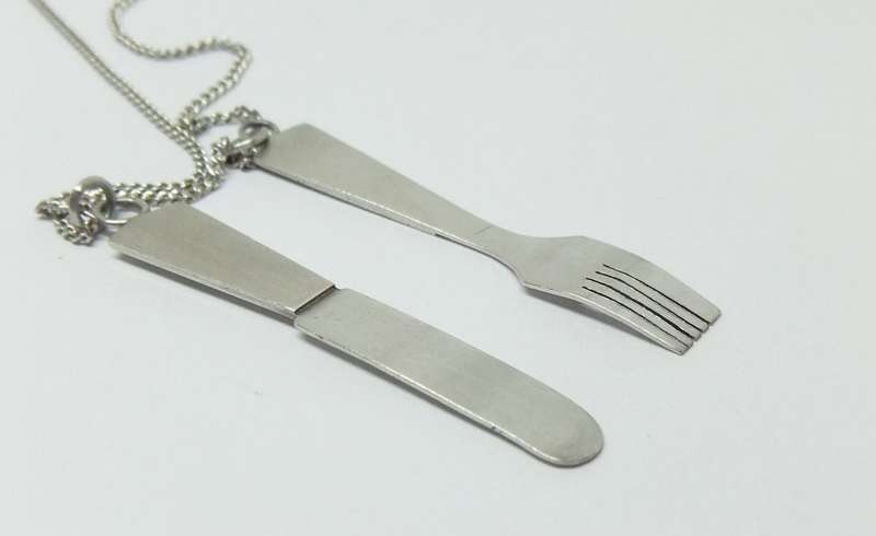A GOOD QUALITY STERLING SILVER NECKLACE WITH AN ABSOLUTELY UNIQUE ONE OF A KIND PENDANT