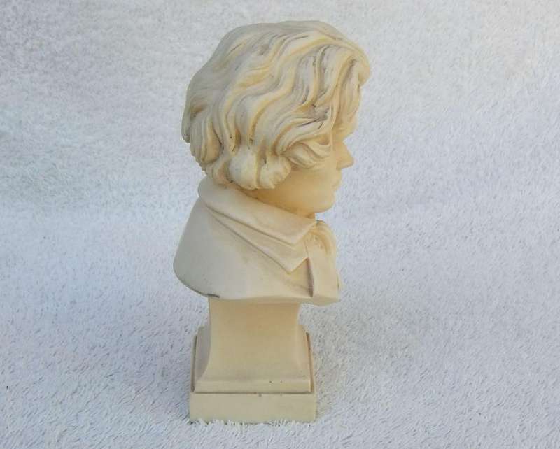 A VINTAGE ITALIAN MADE RESIN BUST OF BEETHOVEN BY G RUGERRI