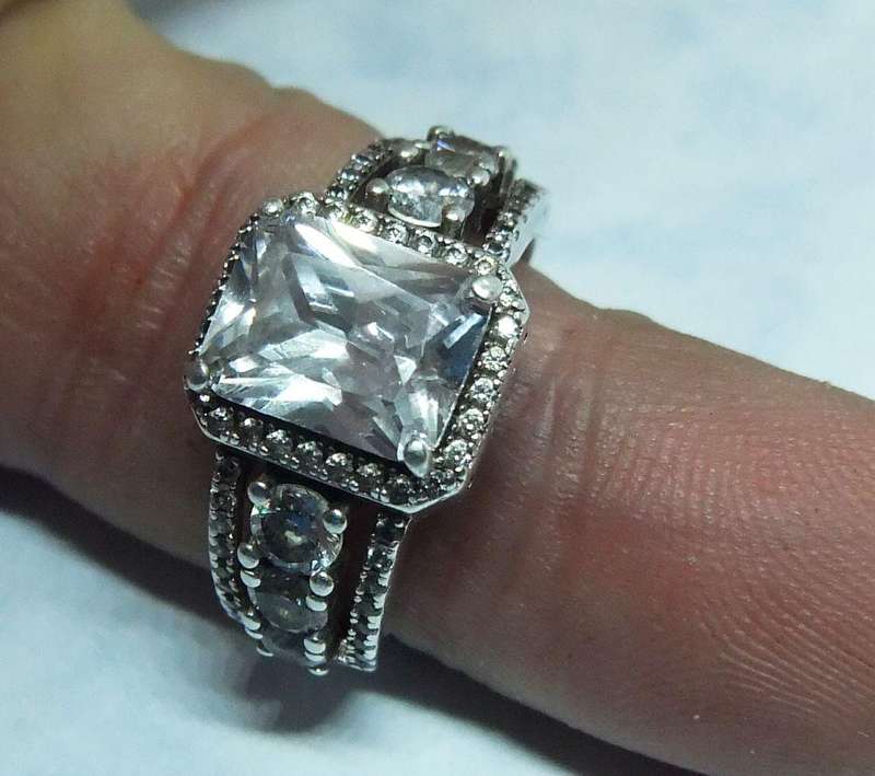 A GORGEOUS SOLID STERLING SILVER RING SET WITH LOTS OF FACETED CZ STONES IN AMAZING CONDITION !!